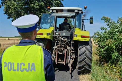dziecko udające kierowcę traktora, nauka bezpiecznej zabawy