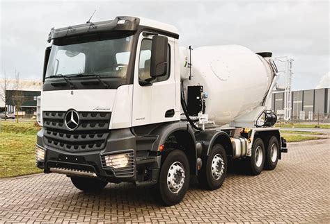 Betoniarka samochodowa transportująca beton na budowę