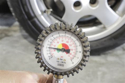 Zdjęcie: Wynik kalkulacji z kalibratora polowego firmy HARDI, pokazujący zalecane ciśnienie robocze i rozmiar dyszy.