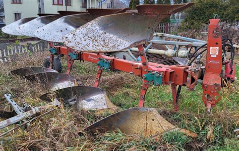 pług Kverneland obrotowy w pracy