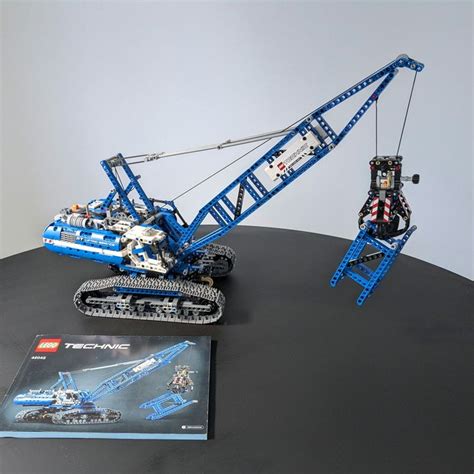 Schemat mechanizmów wewnętrznych żurawia gąsienicowego LEGO Technic 42042