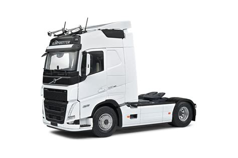 Wnętrze kabiny Volvo FH Globetrotter XL z widoczną wysokością 210 cm i przestrzenią na przechowywanie