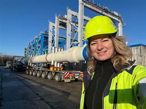 Iwona Blecharczyk przy swoim ciągniku Volvo FH16 8x4 tridem