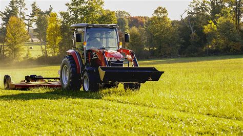 Zdjęcie ciągnika Massey Ferguson MF 2M w pracy w sadzie