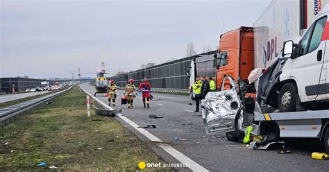 Zastygnięta czekolada na autostradzie A2 po wypadku cysterny