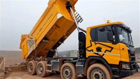 Scania G540 XT 8x4 z zabudową KH-kipper W1MV podczas pracy