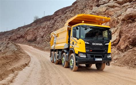 Załadunek materiału skalnego do wywrotki Scania G540 XT