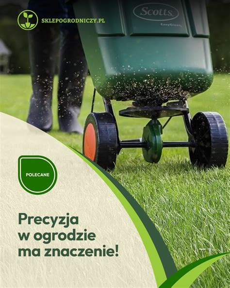 Zdjęcie przedstawiające siewnik rozsypujący nawóz na trawniku