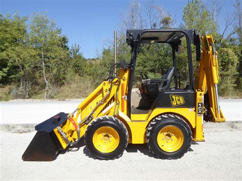 Infografika porównująca modyfikacje JCB 1CX (Standard, Agri, High Flow)
