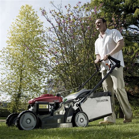 Thematic photo of Honda HRX 476 C2 lawnmower in a well-maintained garden
