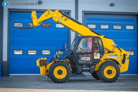Wielozadaniowa ładowarka teleskopowa JCB serii 535 w akcji na placu budowy