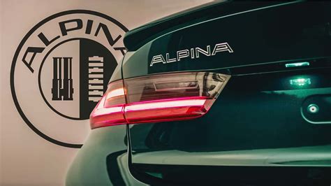 Logo marki Alpina, tło górskie