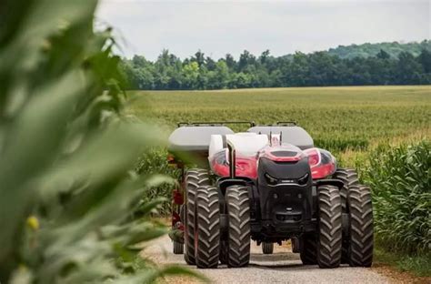 Koncepcyjny ciągnik autonomiczny Case IH z widoczną brakiem kabiny