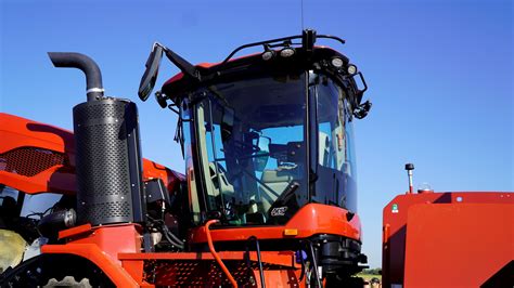 Wizualizacja pracy autonomicznego ciągnika Case IH z agregatem uprawowym na polu