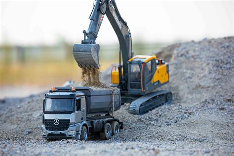 Diagram illustrating the remote control functions of the RC dump truck