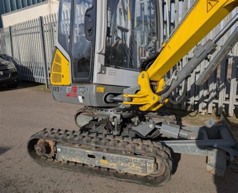 Zdjęcie przedstawiające minikoparkę Wacker Neuson ET18 podczas pracy na placu budowy