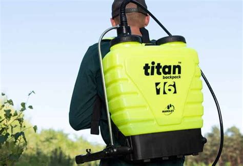 Zdjęcie przedstawiające opryskiwacz plecakowy Titan 12 w użyciu w sadzie