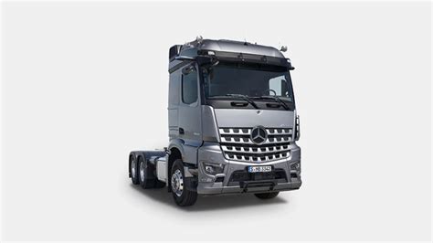 Zilustruj adaptację ciężarówki Mercedes-Benz Arocs na potrzeby rolnicze