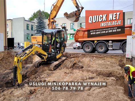 Minikoparka w akcji, wykonująca prace ziemne na placu budowy
