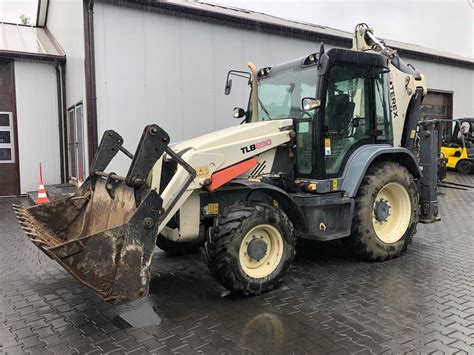 Zdjęcie przedstawiające ogólny widok koparko-ładowarki Terex 880 podczas prac ziemnych