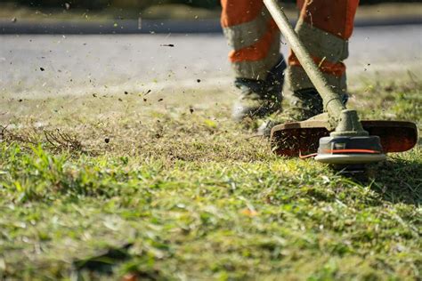 Zdjęcie przedstawiające zamiatarkę spalinową NAC podczas pracy na podjeździe