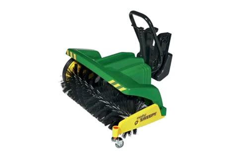 Zamiatarka do traktorka John Deere w akcji