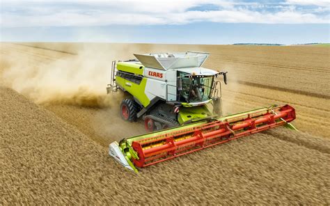 Zdjęcie wnętrza kabiny kombajnu Claas, pokazujące widoczność