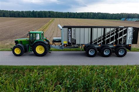 Zdjęcie rozrzutnika Jastech MEGA z widocznym systemem hydraulicznej ściany przesuwnej