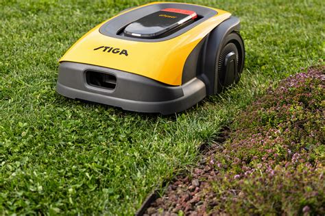 zdjęcie robota koszącego Stiga pracującego w ogrodzie