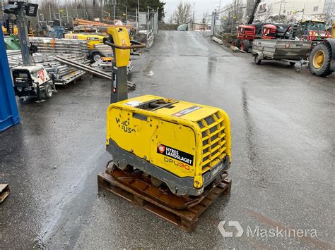 Zdjęcie przedstawiające profesjonalną zagęszczarkę rewersyjną Wacker Neuson na placu budowy