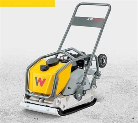 Zdjęcie zagęszczarki jednokierunkowej Wacker Neuson WP 1550 z widocznymi kółkami transportowymi