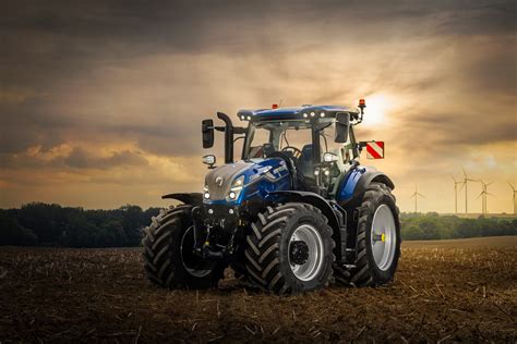 Zewnętrzny widok ciągnika New Holland T7.225 z nową maską i oświetleniem LED