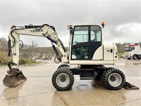 Zdjęcie koparki kołowej Terex TW 85 w akcji na placu budowy
