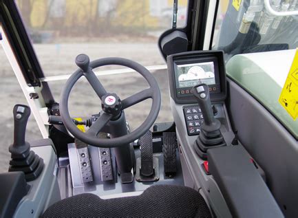 Panel sterowania Terex Smart Control w kabinie operatora
