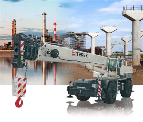 Żuraw terenowy Terex pracujący w trudnych warunkach