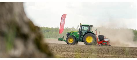 Zdjęcie siewnika punktowego Agro-Masz FALCON w akcji