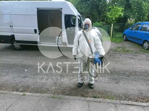 Zdjęcie osoby w pełnym stroju ochronnym podczas czyszczenia opryskiwacza
