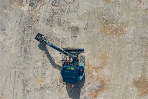 Widok na Bobcat E26 w akcji, pokazujący system Zero Tail Swing w ciasnej przestrzeni