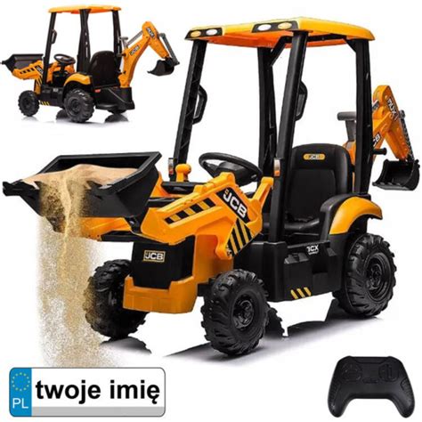 Zdjęcie dziecka bawiącego się żółtą koparką JCB na akumulator w ogrodzie