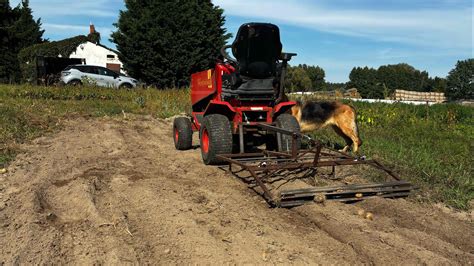 Uśmiechnięty operator kosiarki traktorka w akcji, z zadbanym trawnikiem w tle