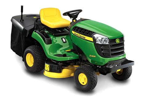 kosiarka traktorek John Deere w akcji zbierania trawy