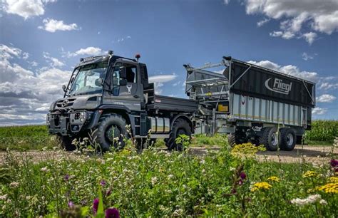 Unimog U 435 podczas prac uprawowych