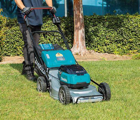Zdjęcie kosiarki Makita DLM460Z w akcji