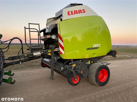 Prasa Claas Variant w akcji na polu, prasująca baloty słomy