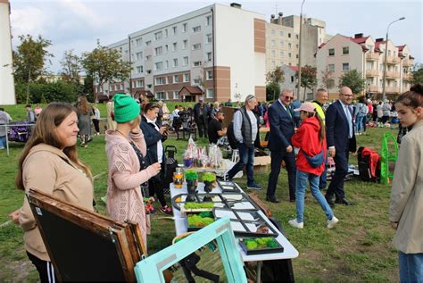 Zdjęcie tętniącego życiem Pchlego Targu we Włocławku z licznymi stoiskami