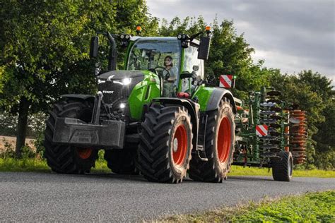 Zestawienie różnych modeli ciągników Fendt na tle krajobrazu rolniczego