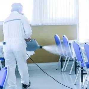 Zdjęcie: Pracownik używający opryskiwacza Kwazar do dezynfekcji pomieszczeń