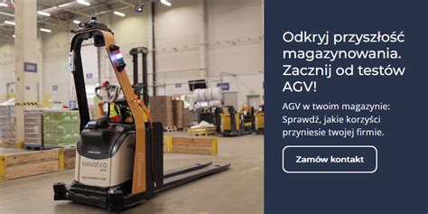 Schemat przedstawiający flotę autonomicznych wózków widłowych AGV poruszających się po magazynie