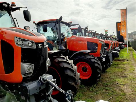 Zdjęcie przedstawiające szeroki wybór części zamiennych do maszyn rolniczych w sklepie