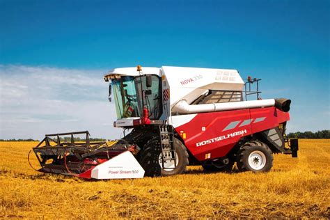 Wizualizacja różnych typów maszyn rolniczych Rostselmash (kombajn, traktor, opryskiwacz)